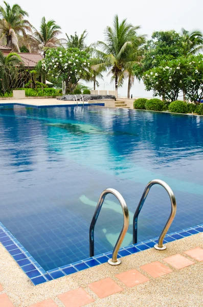 Swimming pool at luxury — Stock Photo, Image