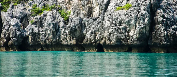 Скалы острова в море . — стоковое фото