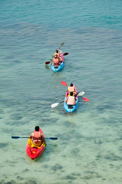 Traveler kayaking — Stock Photo, Image