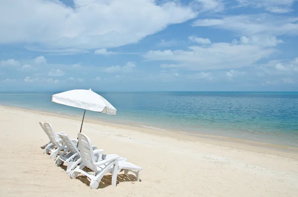 Cadeiras e guarda-chuvas na praia — Fotografia de Stock