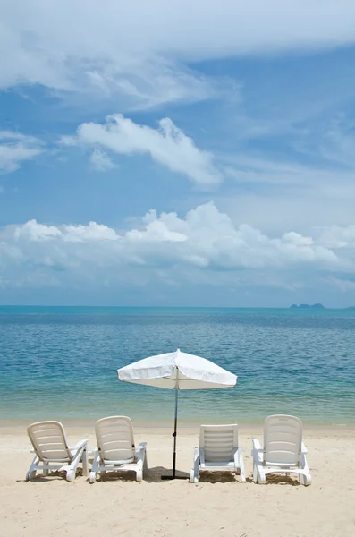 Ξαπλώστρες και ομπρέλες στην παραλία — Φωτογραφία Αρχείου