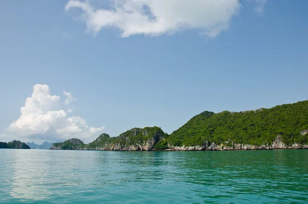 Wyspa i morze w zatoce Tajlandii. — Zdjęcie stockowe