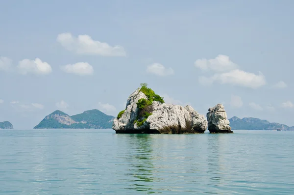 Wyspa i morze w zatoce Tajlandii. — Zdjęcie stockowe