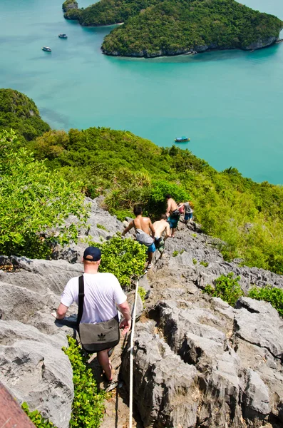 Turystów wdrapują się na malownicze wyspy. — Zdjęcie stockowe