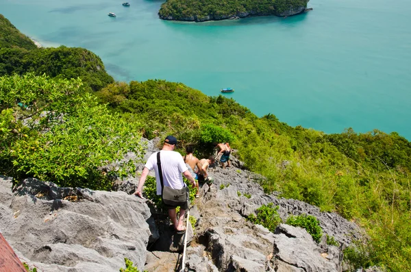 Tourists are climbing to the scenic islands. — Stock Photo, Image