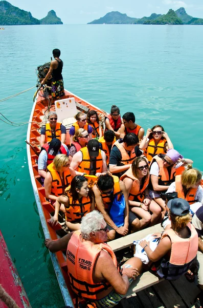 Reisende auf dem Langschwanzboot — Stockfoto
