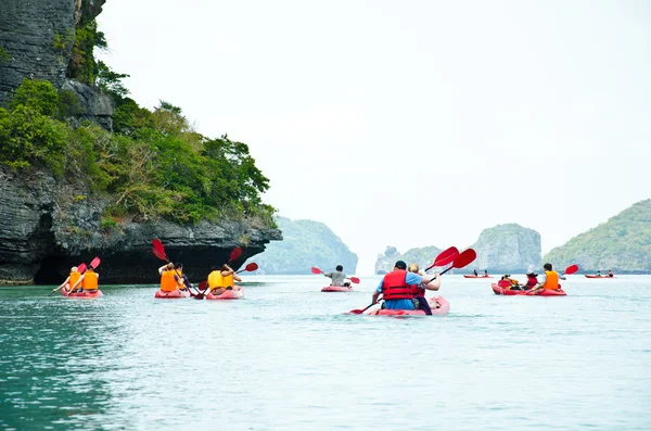 旅行者在泰国海湾皮划艇 — 图库照片