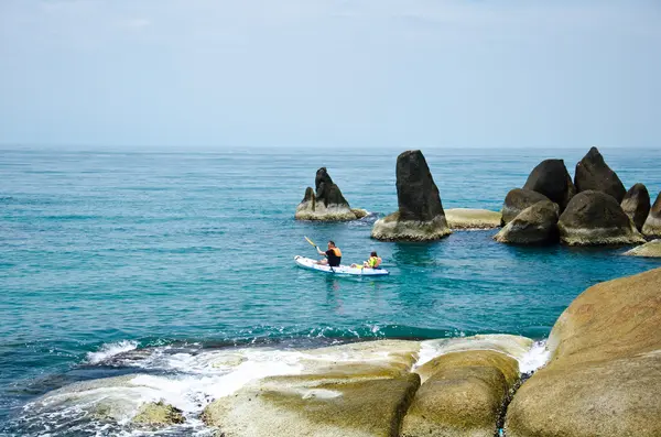Traveler kajakpaddling i gulf of thailand. — Stockfoto
