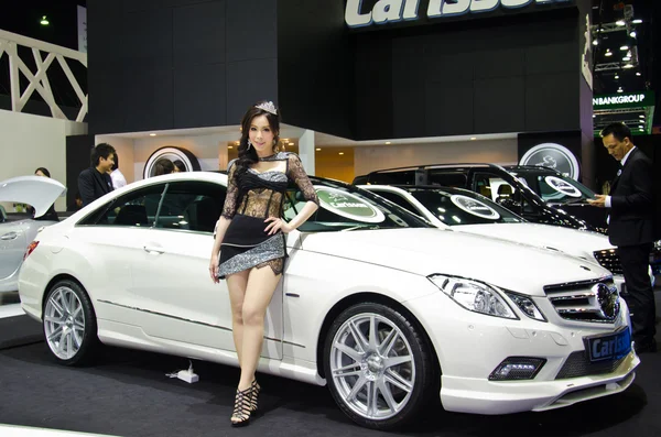 Chica bonita con coche Carlsson — Foto de Stock