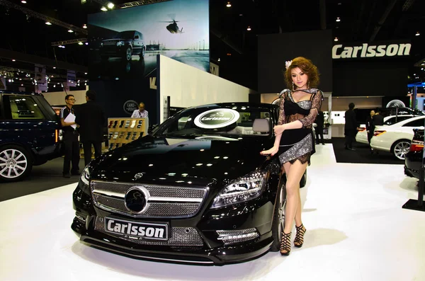 Chica bonita con coche Carlsson — Foto de Stock