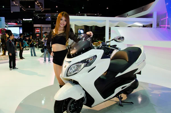 Bella ragazza con moto Suzuki — Foto Stock