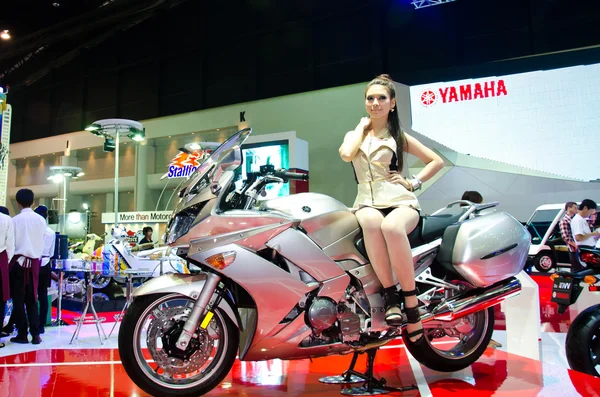 Menina bonita com motocicleta Yamaha — Fotografia de Stock