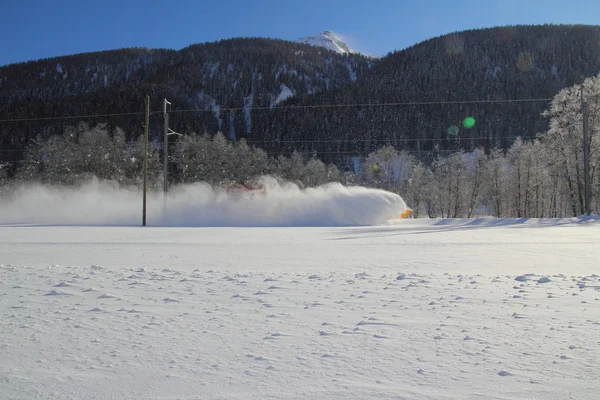 鉄道からの雪を削除します。 — ストック写真