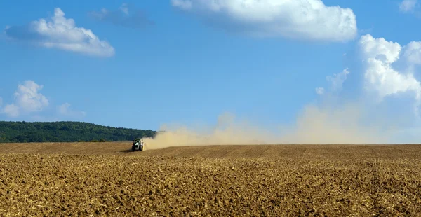 Трактор на роботі на фермі — стокове фото