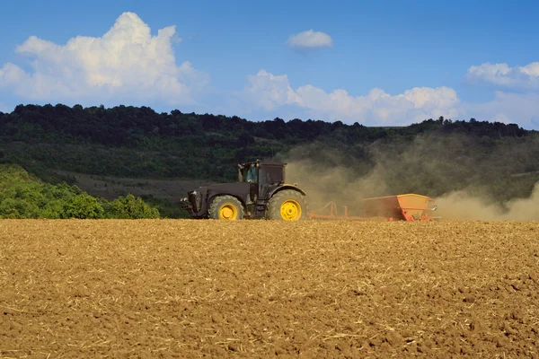 Traktor v práci na farmě — Stock fotografie