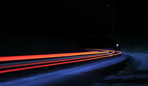 Auto licht routes in de tunnel Stockafbeelding