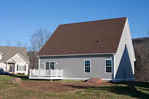 Yeni inşa edilmiş ev arka — Stok fotoğraf