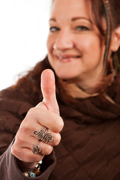 Glad tummen upp kvinna — Stockfoto