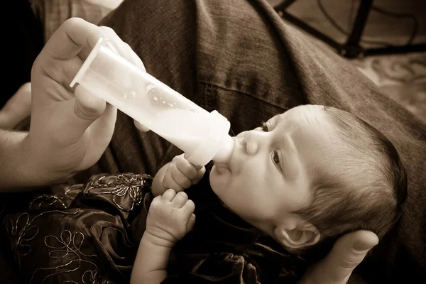 Neugeborenes Baby trinkt Formel Flasche — Stockfoto