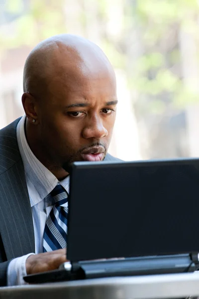 Człowiek biznesu przy pomocy pewien laptop — Zdjęcie stockowe