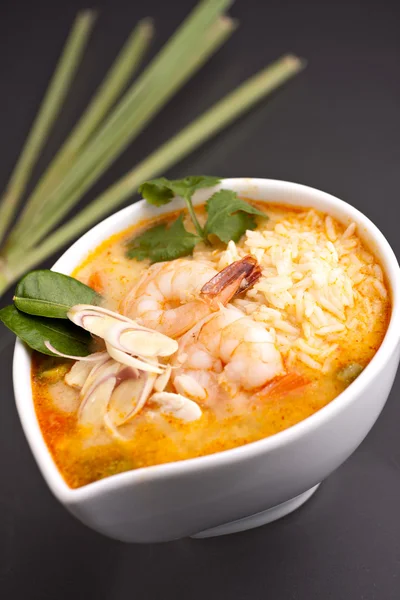 Sopa de camarones tailandeses con arroz —  Fotos de Stock