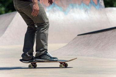 skateboarder op de concrete Skatepark