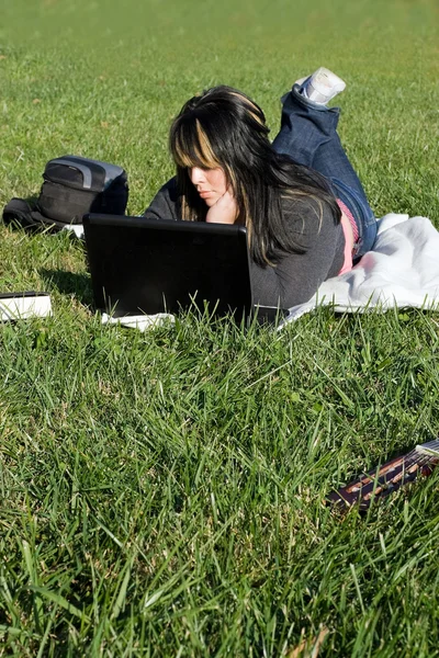 Chica usando un ordenador portátil —  Fotos de Stock