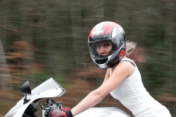 Loira motociclista menina — Fotografia de Stock