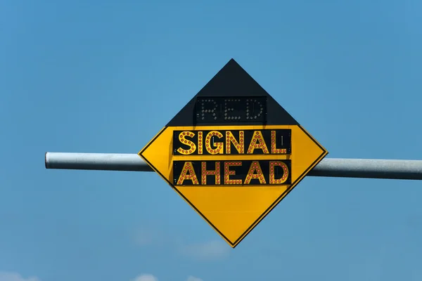 Rotes Signal vor Verkehrsschild — Stockfoto
