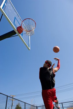 Basketbol oynayan adam