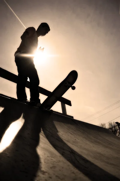 Силуэт скейтбордиста — стоковое фото