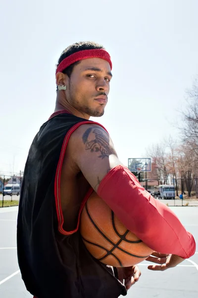 Selbstbewusster Basketballspieler — Stockfoto