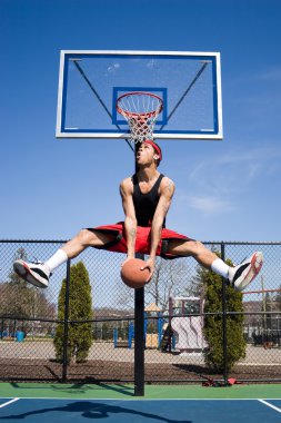 Basketbol oynayan adam