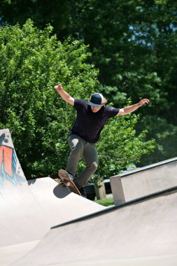 skateboarder rijden op een helling concrete skate