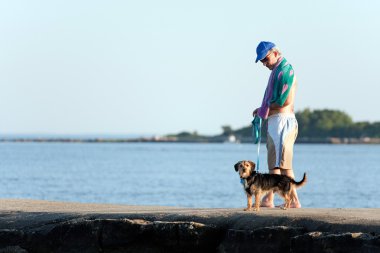 Orta yaşlı adam köpeğini yürüyüşe