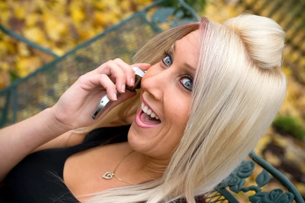 Blond meisje op de telefoon — Stockfoto
