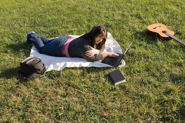 Chica usando un ordenador portátil —  Fotos de Stock