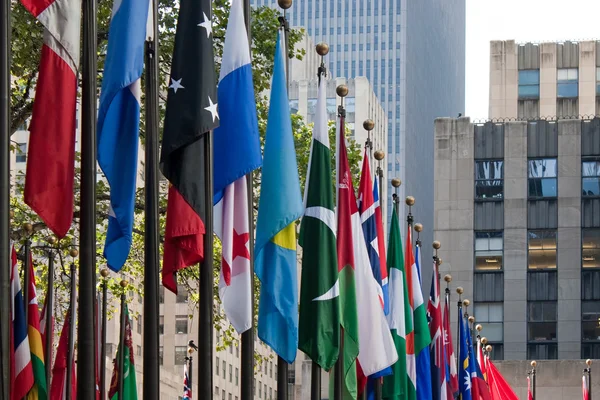 Fila de bandeiras internacionais — Fotografia de Stock