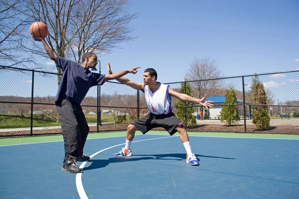 Muži hrají basketbal — Stock fotografie