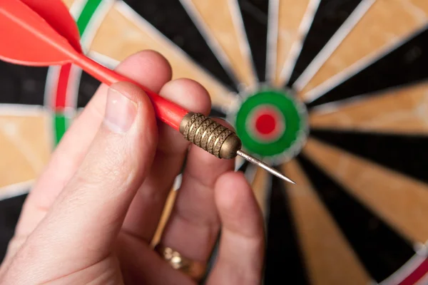 Hand met een dart — Stockfoto