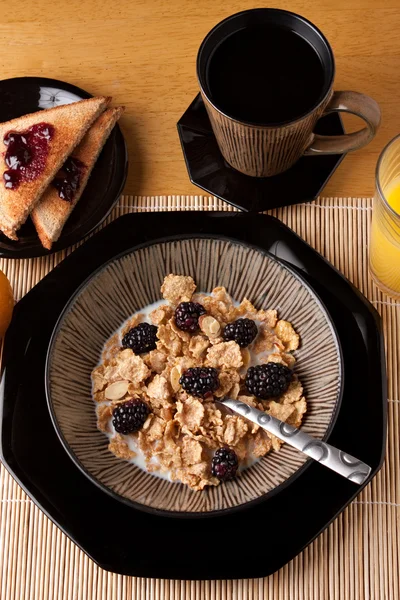Повний збалансований сніданок — стокове фото