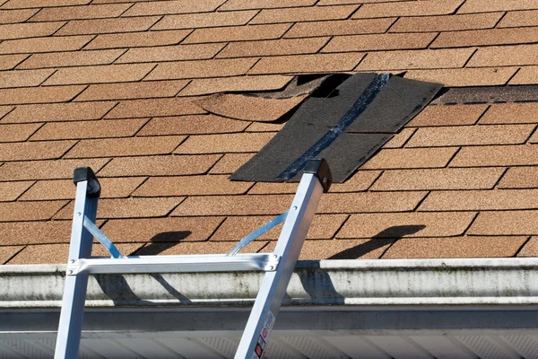 Uszkodzony dach gontem naprawy — Zdjęcie stockowe