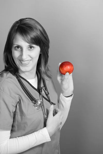 Enfermeira com uma maçã — Fotografia de Stock