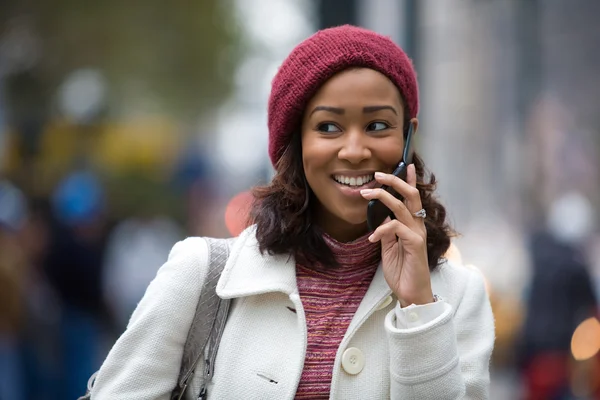 Vrouw op haar mobiele telefoon — Stockfoto