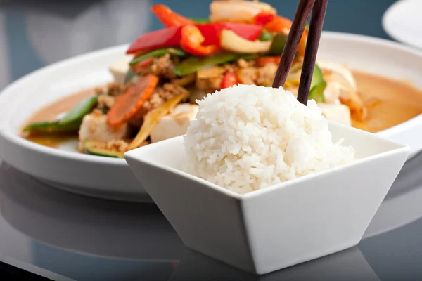 Comida tailandesa y arroz jazmín —  Fotos de Stock