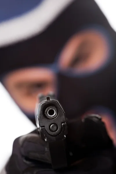Lyžařské maskovanou kriminální míří pistolí — Stock fotografie