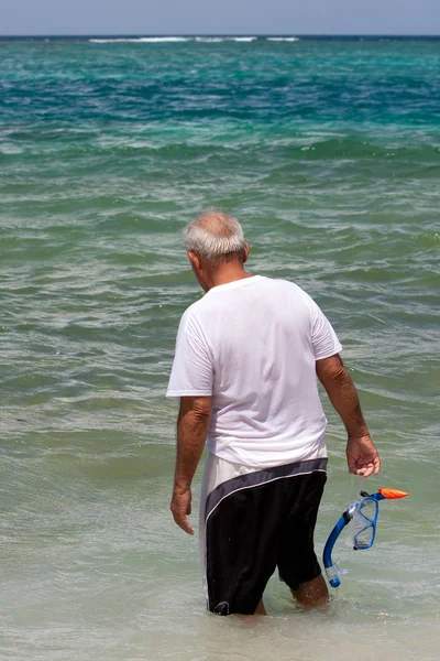 Snorkel para personas mayores en aguas tropicales —  Fotos de Stock