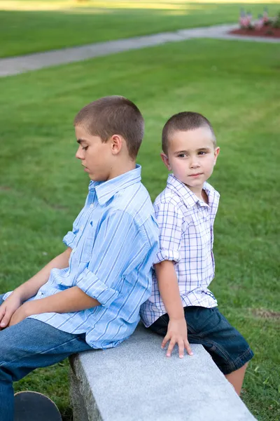 Два хлопчика, сидячи — стокове фото
