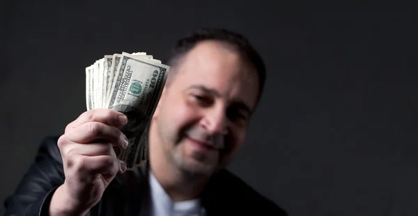 Hombre sosteniendo dinero — Foto de Stock