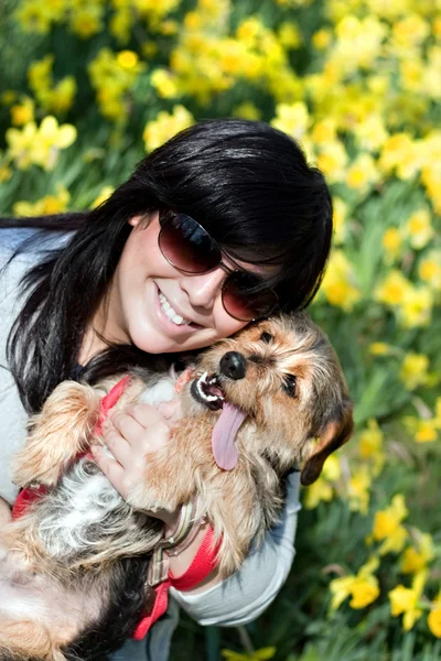 Sonriente chica y perro — Foto de Stock